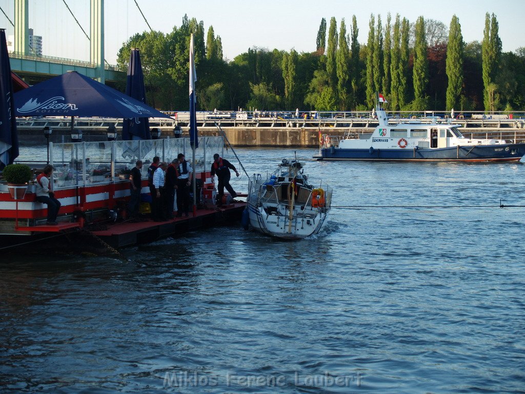 Motor Segelboot mit Motorschaden trieb gegen Alte Liebe bei Koeln Rodenkirchen P152.JPG